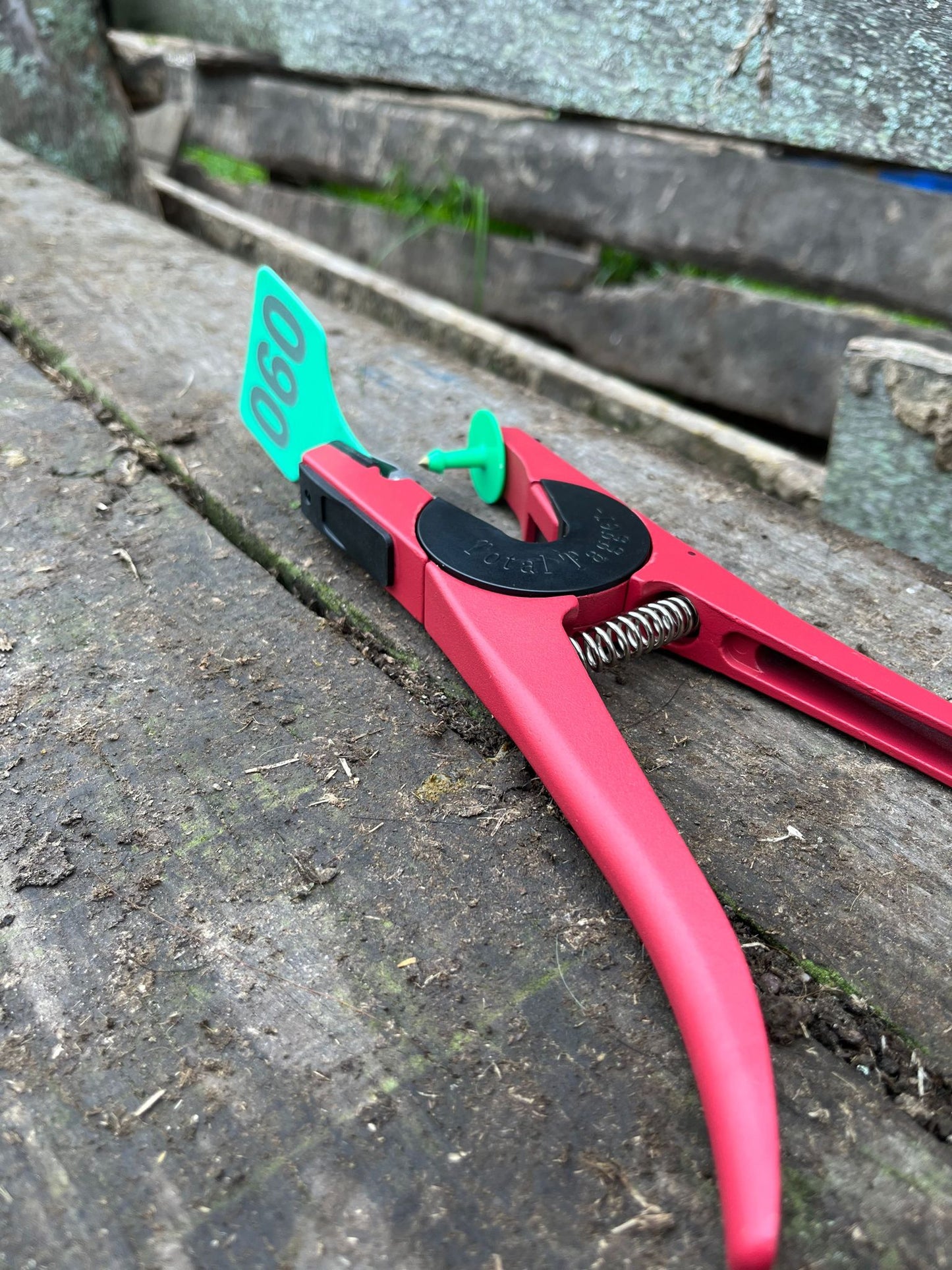 Pinza GANADER® para Caravanas Universal